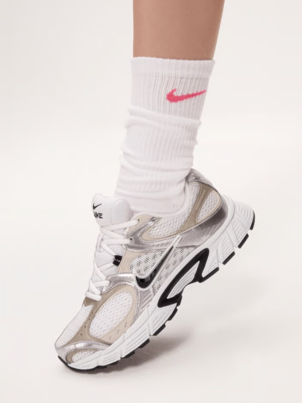 Nike Women's V5 RNR Sneakers - Picture 3 of 8